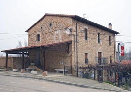 Vista de la casa rural de Lences de Bureba, un pueblo de Burgos