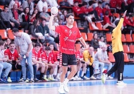 Álex Chan, en un encuentro con el UBU San Pablo Balonmano Burgos