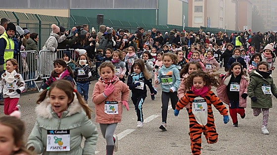 Más de 1.000 niños burgaleses corren una San Silvestre marcada por la niebla