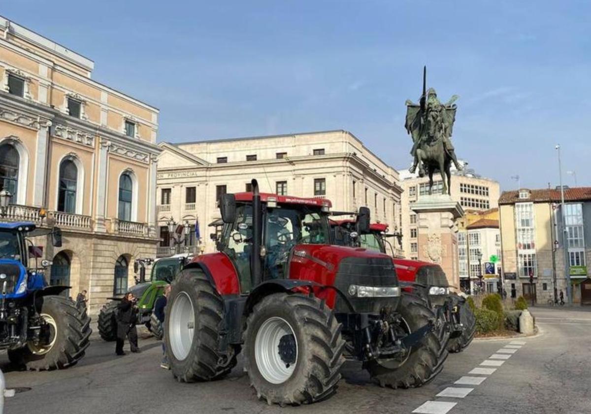 Tractores circulando en el centro de Burgos en febrero de 2023.