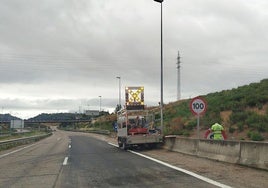 Los operarios colocan de nuevo las señales de 100 kilómetros por hora en la A-11, autovía del Duero o carretera de Soria.