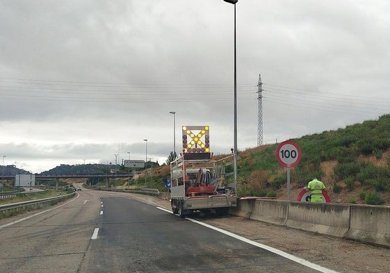 Los operarios colocan de nuevo las señales de 100 kilómetros por hora en la A-11, autovía del Duero o carretera de Soria.