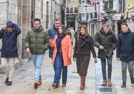 La portavoz nacional del PSOE, Esther Peña, junto a miembros del partido en Burgos.