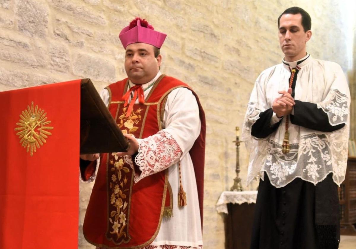 Ribeiro y el seminarista Calvante en una celebración en Belorado.