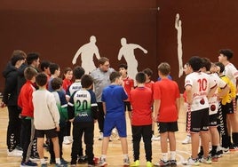 Los jóvenes participantes en el Campus de Navidad del Club Balonmano Burgos.