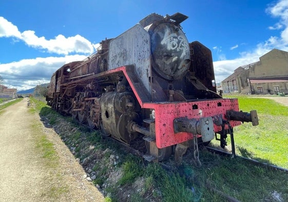 Locomotora Mikado de Horna en estado de abandono.