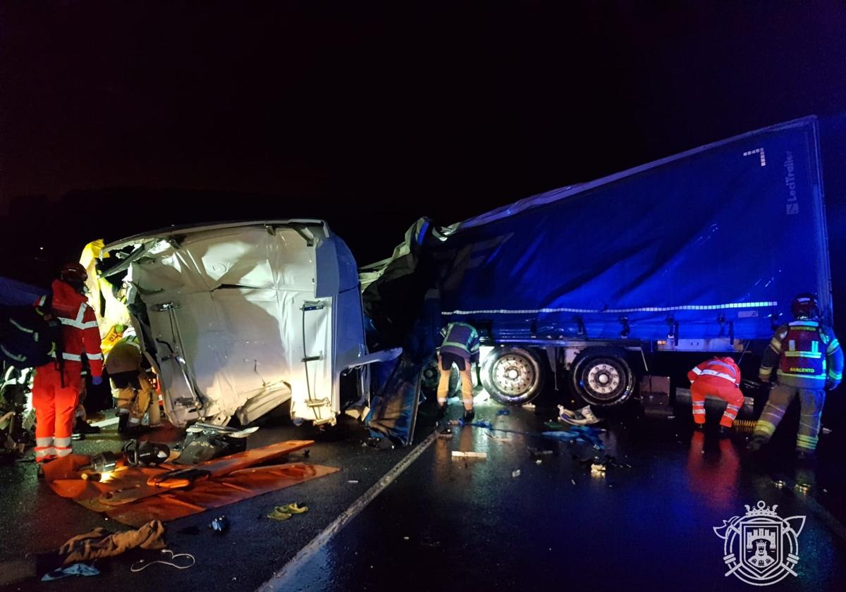 Imagen del camión siniestrado del que han excarcelado al conductor en Burgos.