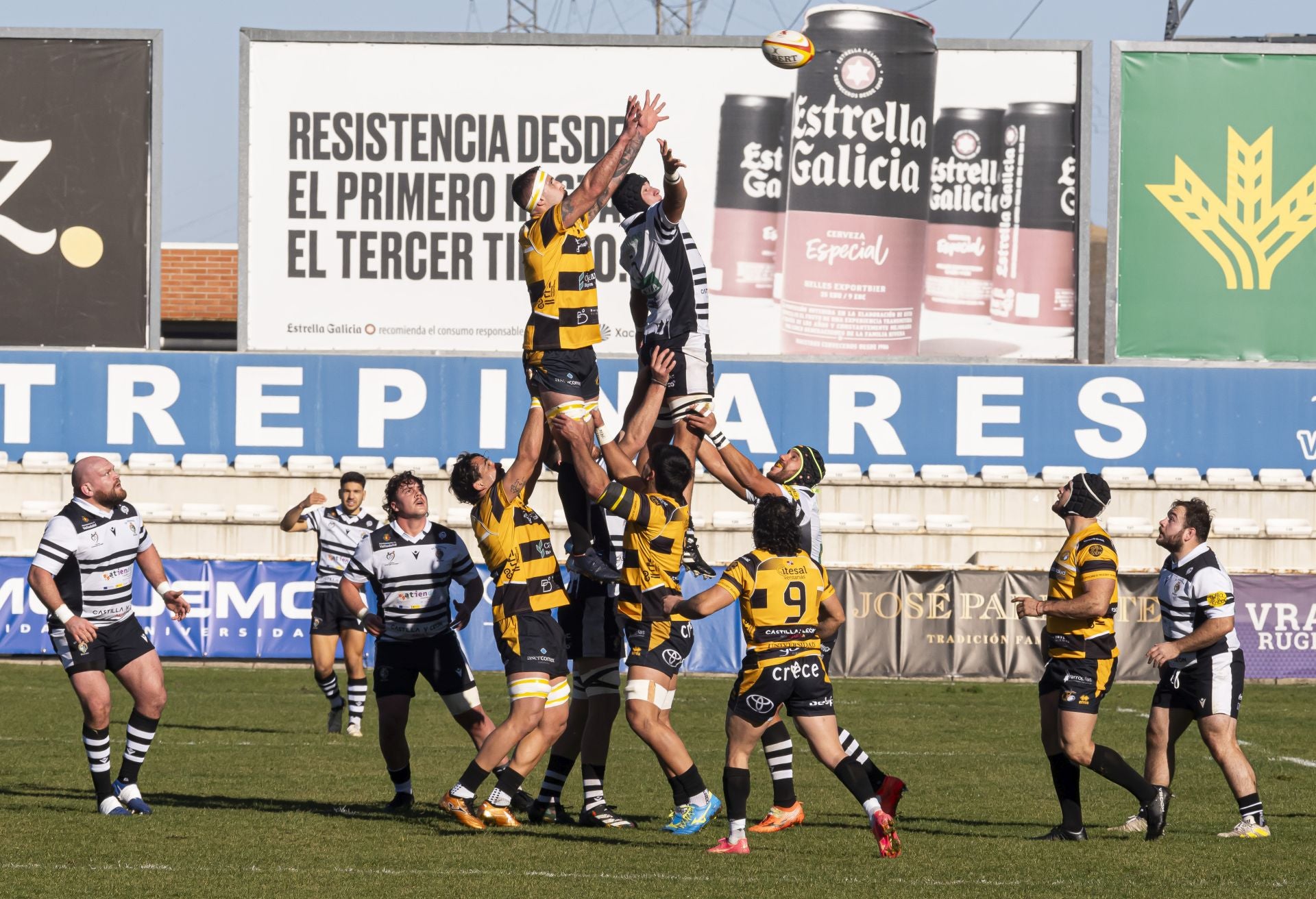 El partido entre El Salvador y el Recoletas Burgos, en imágenes