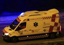 Imagen de archivo de una ambulancia circulando por la noche.