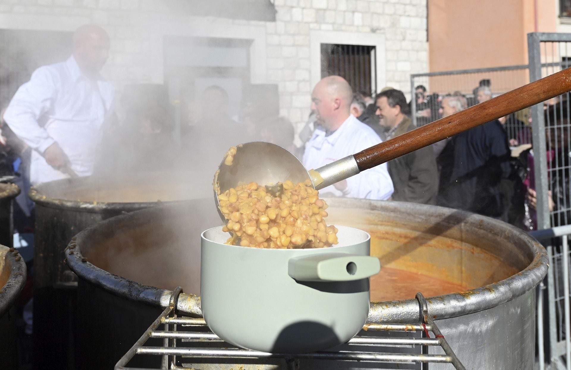Así ha sido, en imágenes, el tradicional reparto de &#039;Los Titos&#039;