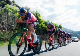 Entrenamiento grupal sobre las bicicletas de contrarreloj.