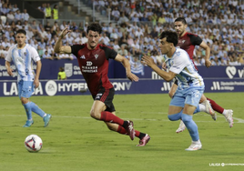 Jugadores del CD Mirandes y del Málaga CF en el encuentro diputado en La Rosaleda