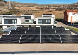 Paneles solares instalados en una vivienda.