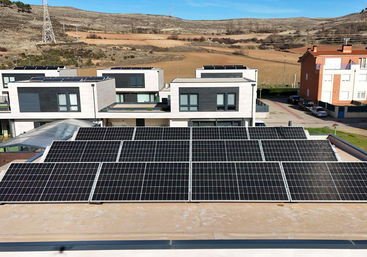 Paneles solares instalados en una vivienda.