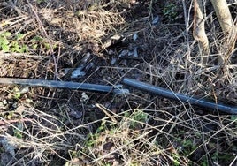 Imagen de la tubería sin soterrar que se ha congelado dejando si agua a varios vecinos de un pueblo de Burgos.