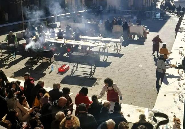 La plaza Mayor se llena de gente para disfrutar de los manjares.