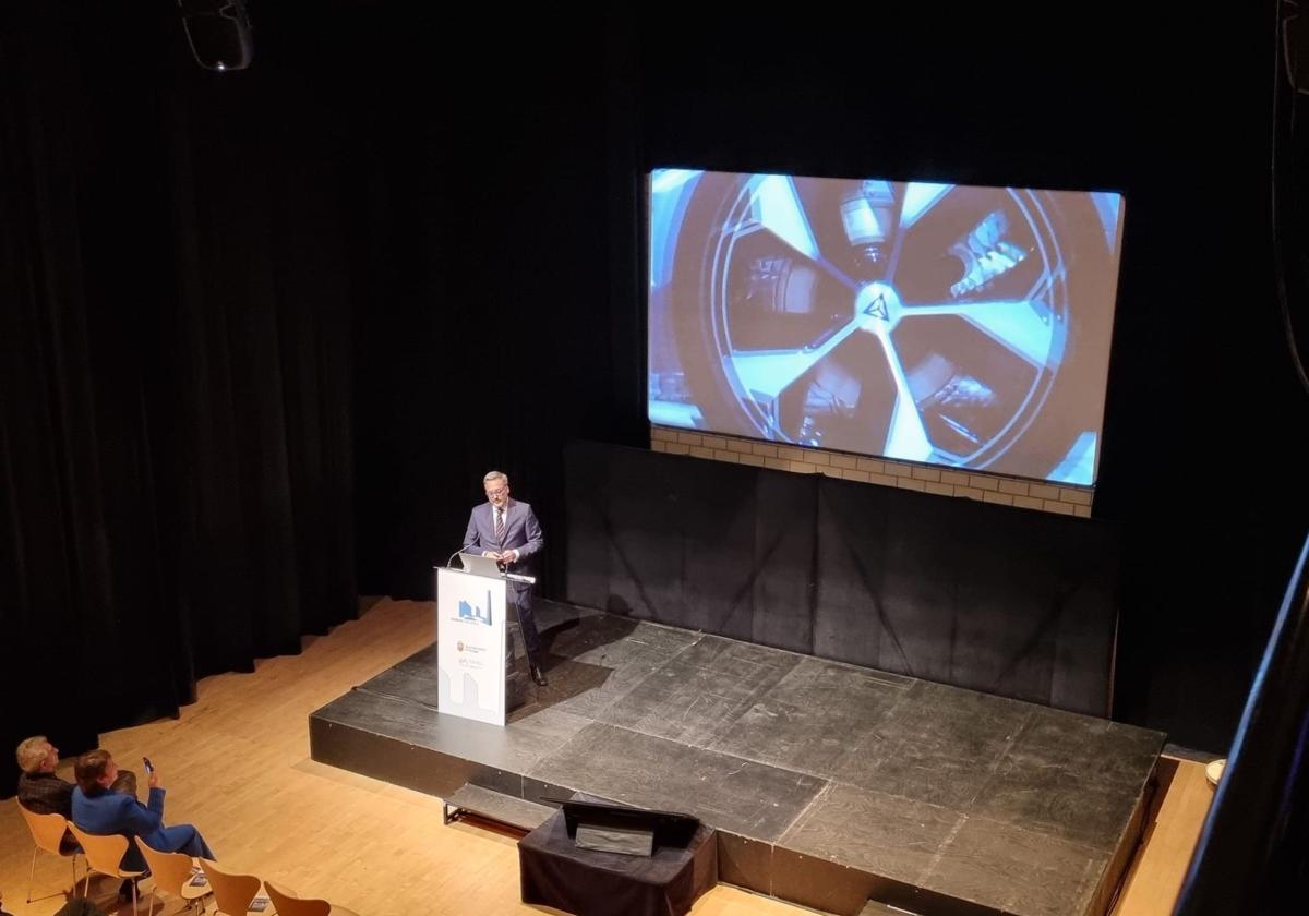 Un momento de la ponencia de Roberto Cossío, Plant Manager Burgos de Benteler Group.