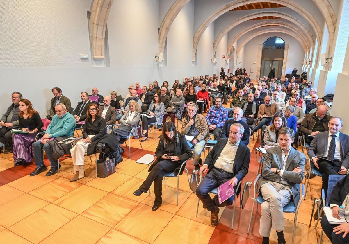 Reunión de los 70 alcaldes de la provincia con el presidente de la Diputación de Burgos, Borja Suárez.