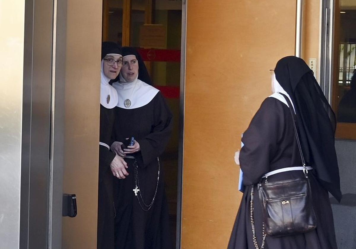 Visita de las monjas cismáticas de Belorado a los Juzgados de Burgos.