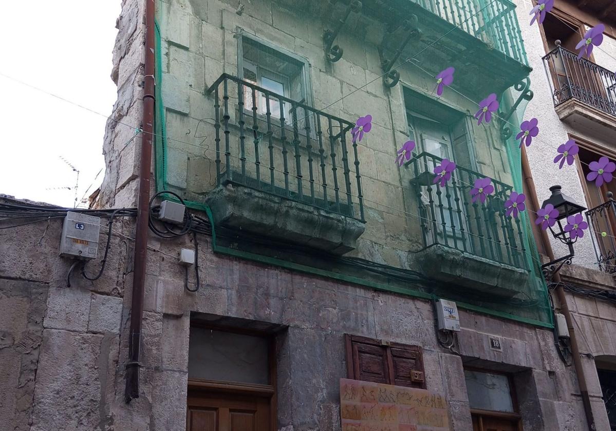 Fachada del edificio de Medina en peligro de colapso.