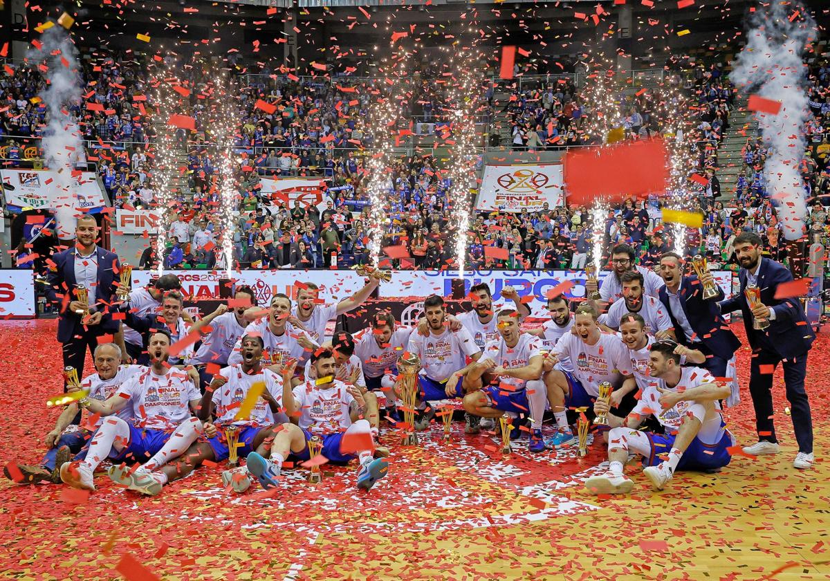 Jugadores del San Pablo Burgos con la Copa España