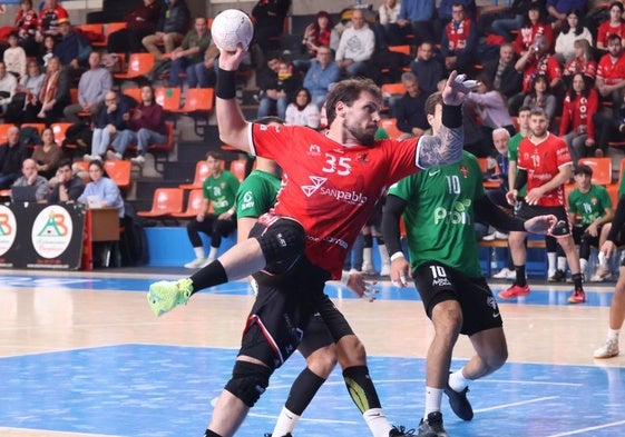 Pedro Martins en una jugada del encuentro entre el UBU San Pablo y el Proin Sevilla.