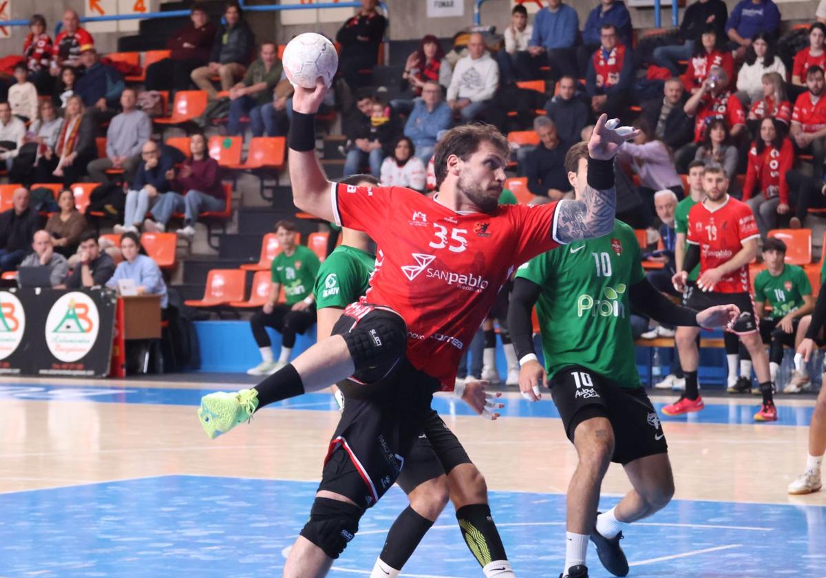 Pedro Martins en una jugada del encuentro entre el UBU San Pablo y el Proin Sevilla.