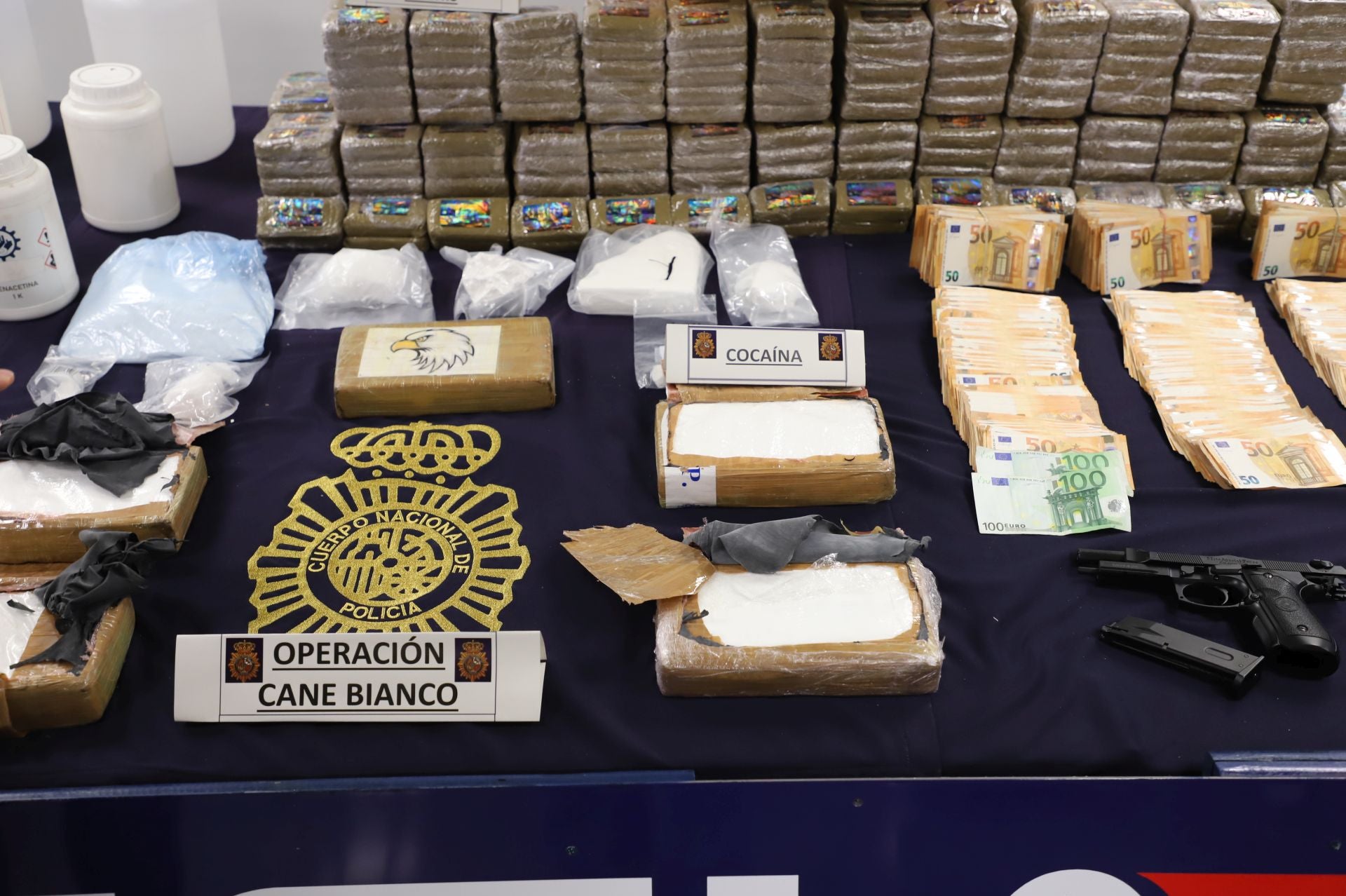 Kilos de droga, armas, coches y dinero en metálico, el alijo incautado en Burgos