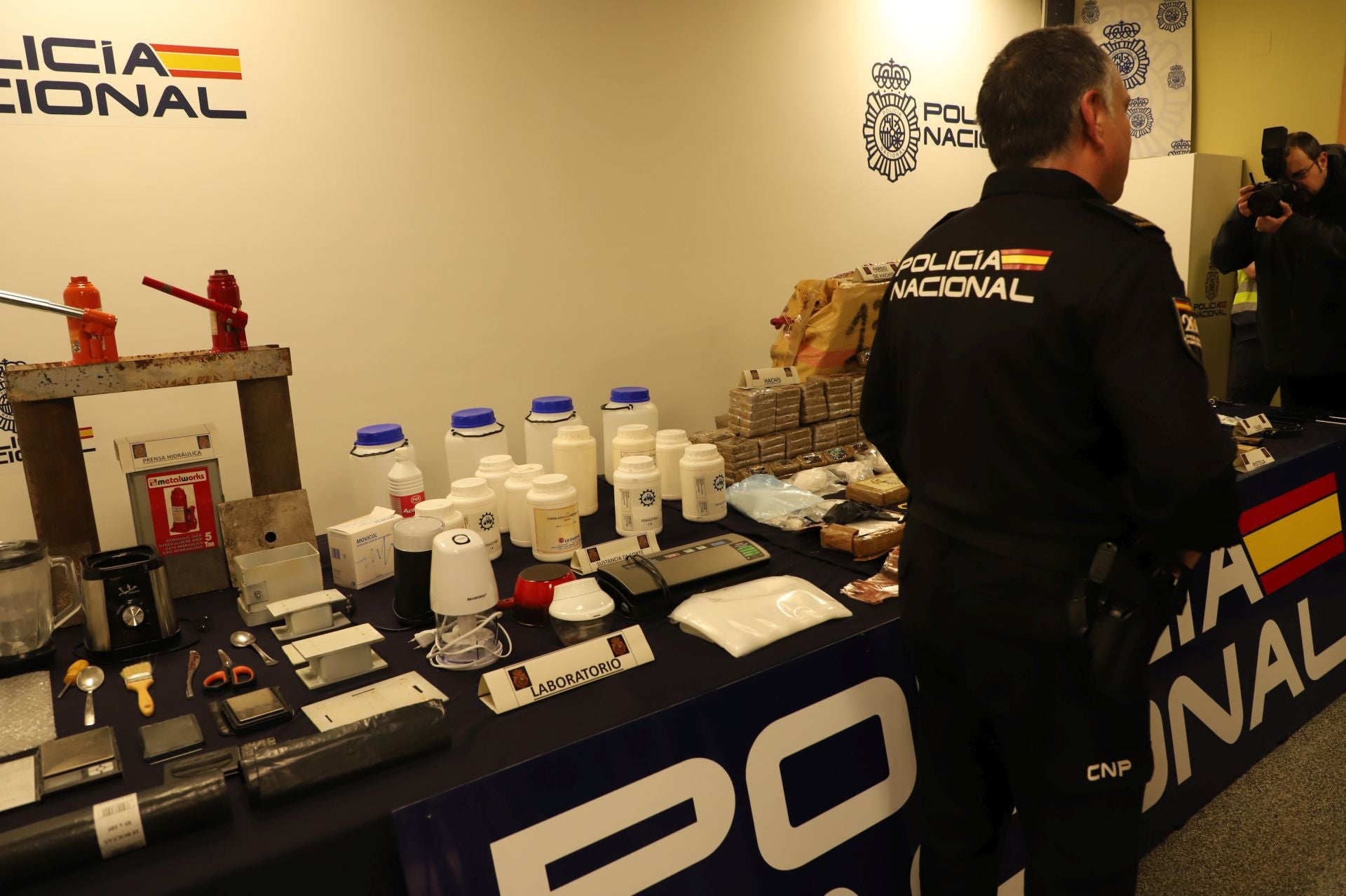 Kilos de droga, armas, coches y dinero en metálico, el alijo incautado en Burgos