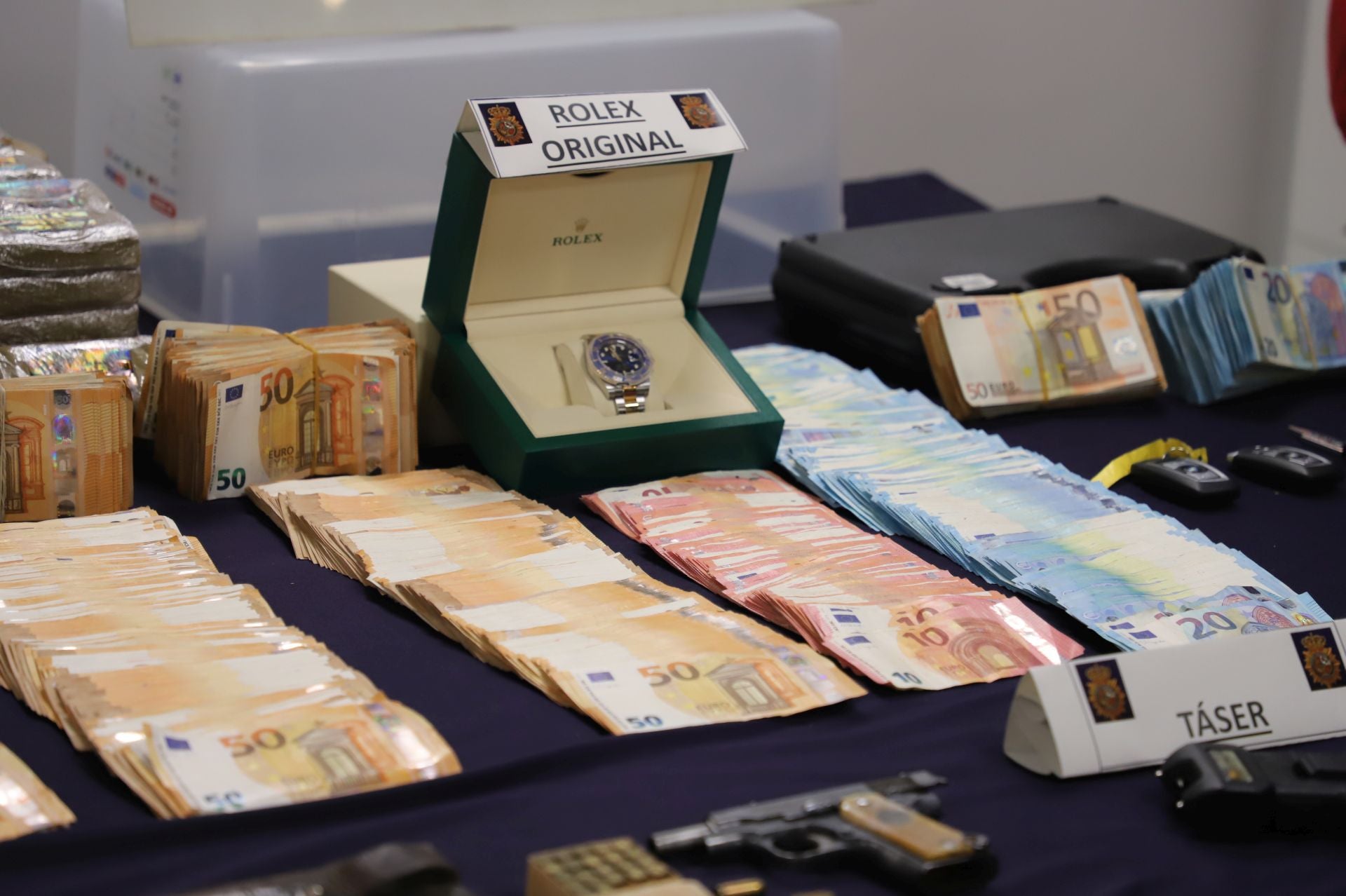 Kilos de droga, armas, coches y dinero en metálico, el alijo incautado en Burgos