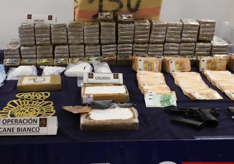 Droga, dinero y pistolas incautadas a los detenidos de esta operación antidroga.