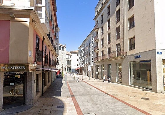 Calle Condestable en el punto que conduce a la plaza de la Libertad.