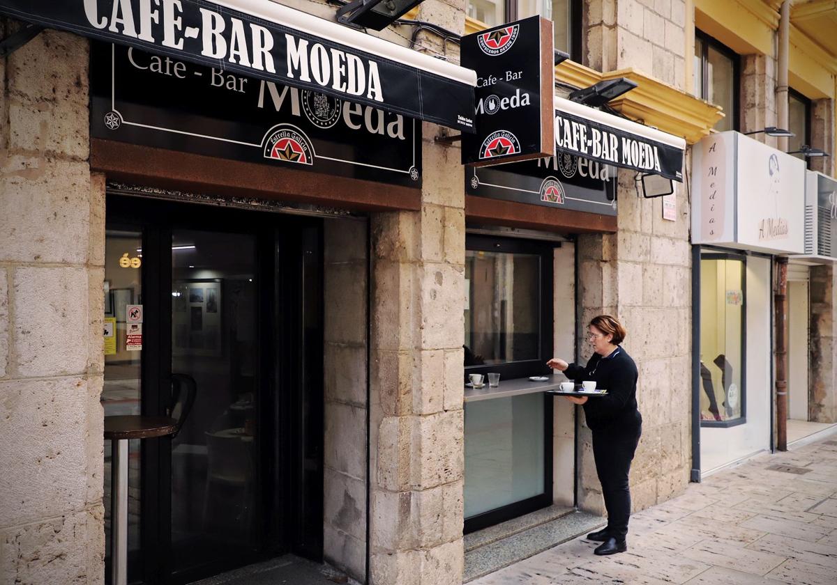 El café-bar Moeda ubicado en la calle Moneda de Burgos.