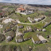 Vista de Moradillo de Roa y sus bodegas, en Burgos.