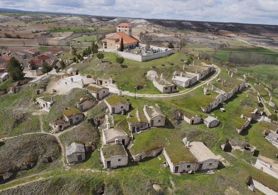 Vista de Moradillo de Roa y sus bodegas, en Burgos.