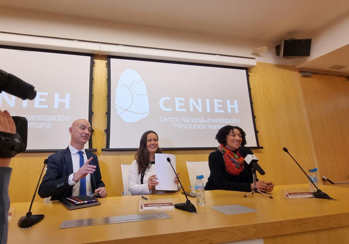 José Miguel García Pérez, María Martinón Torres y Cristina Valdiosera Morales durante la presentación del UCC+I CENIEH.