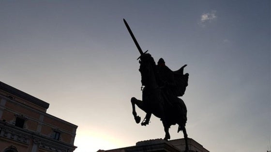 Estatua de El Cid ubicada en el centro de Burgos.