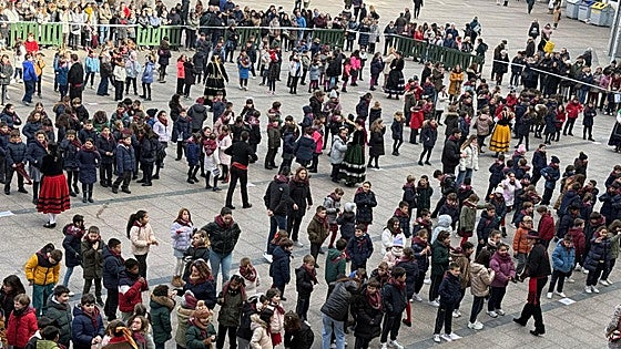 Pequeños danzantes inundan la Plaza Mayor a ritmo de la jota burgalesa