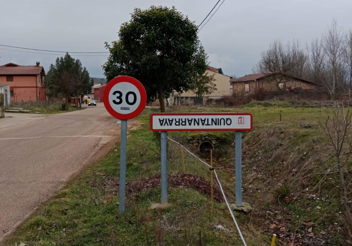 Cartel de un pueblo de Burgos puesto boca abajo.