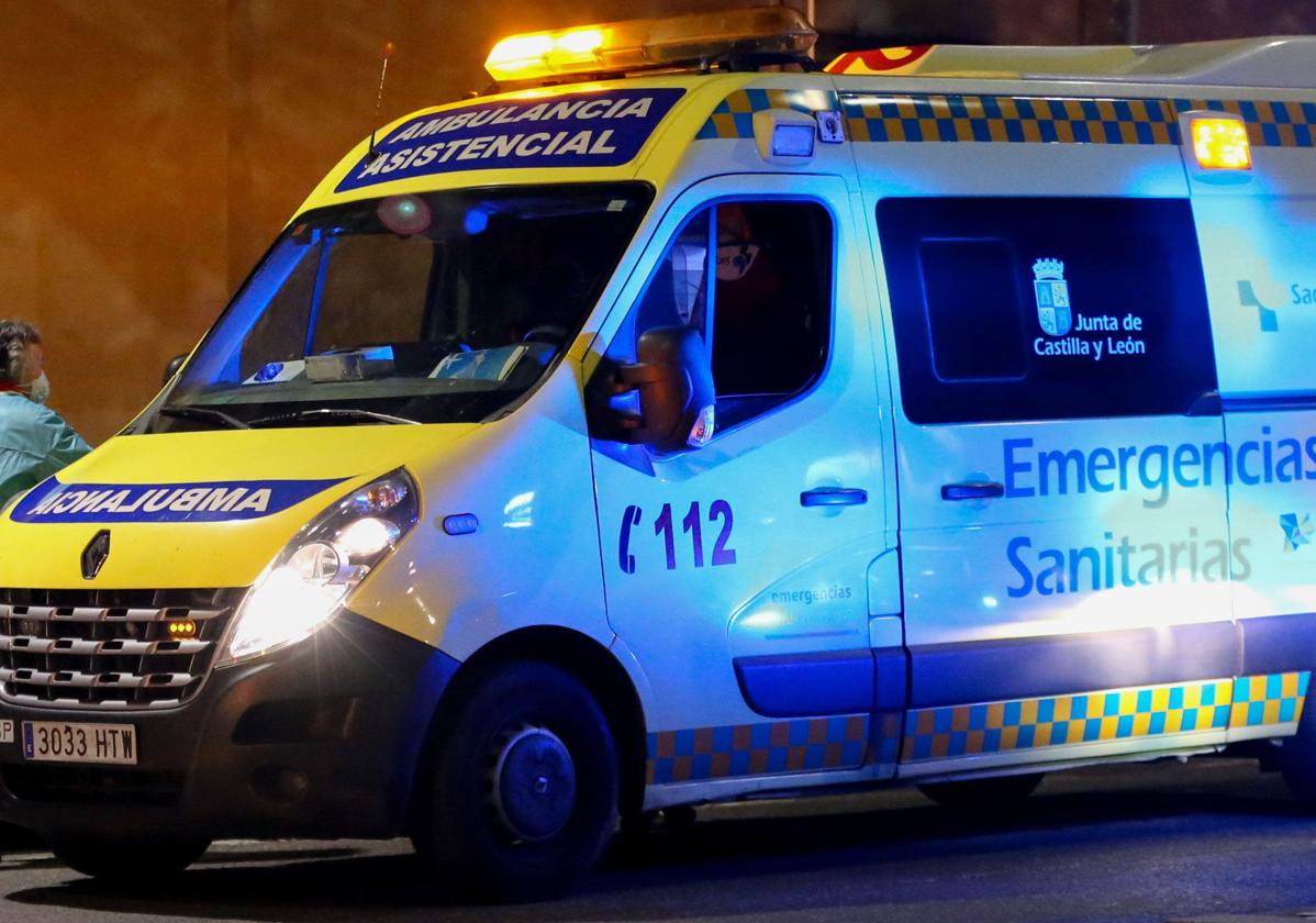 Imagen de archivo de una ambulancia en una salida en la noche.