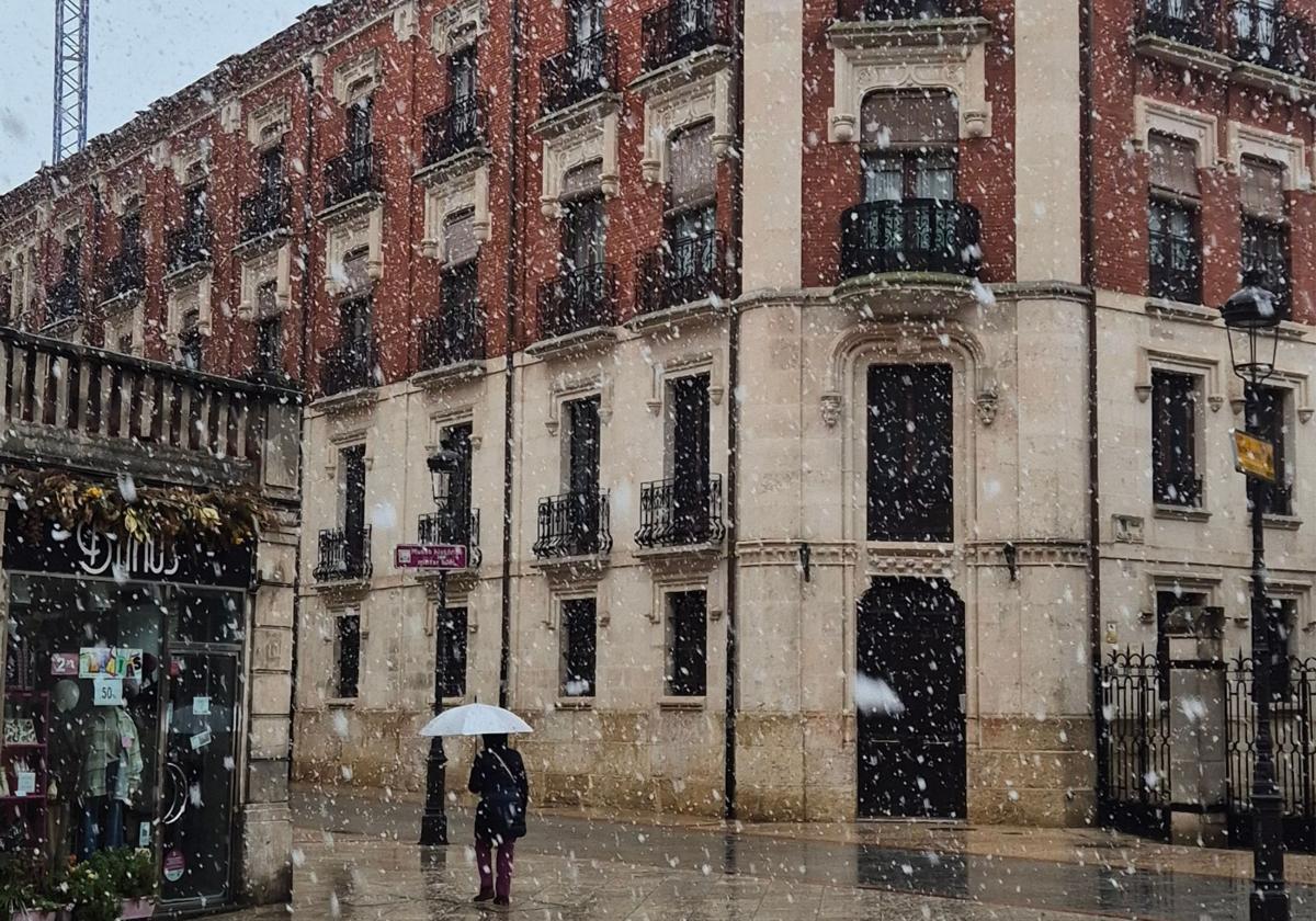 Copos de nieve en una céntrica calle de Burgos.