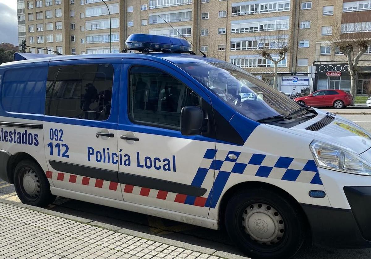 Imagen de archivo de un coche de la Policía Local en Burgos.