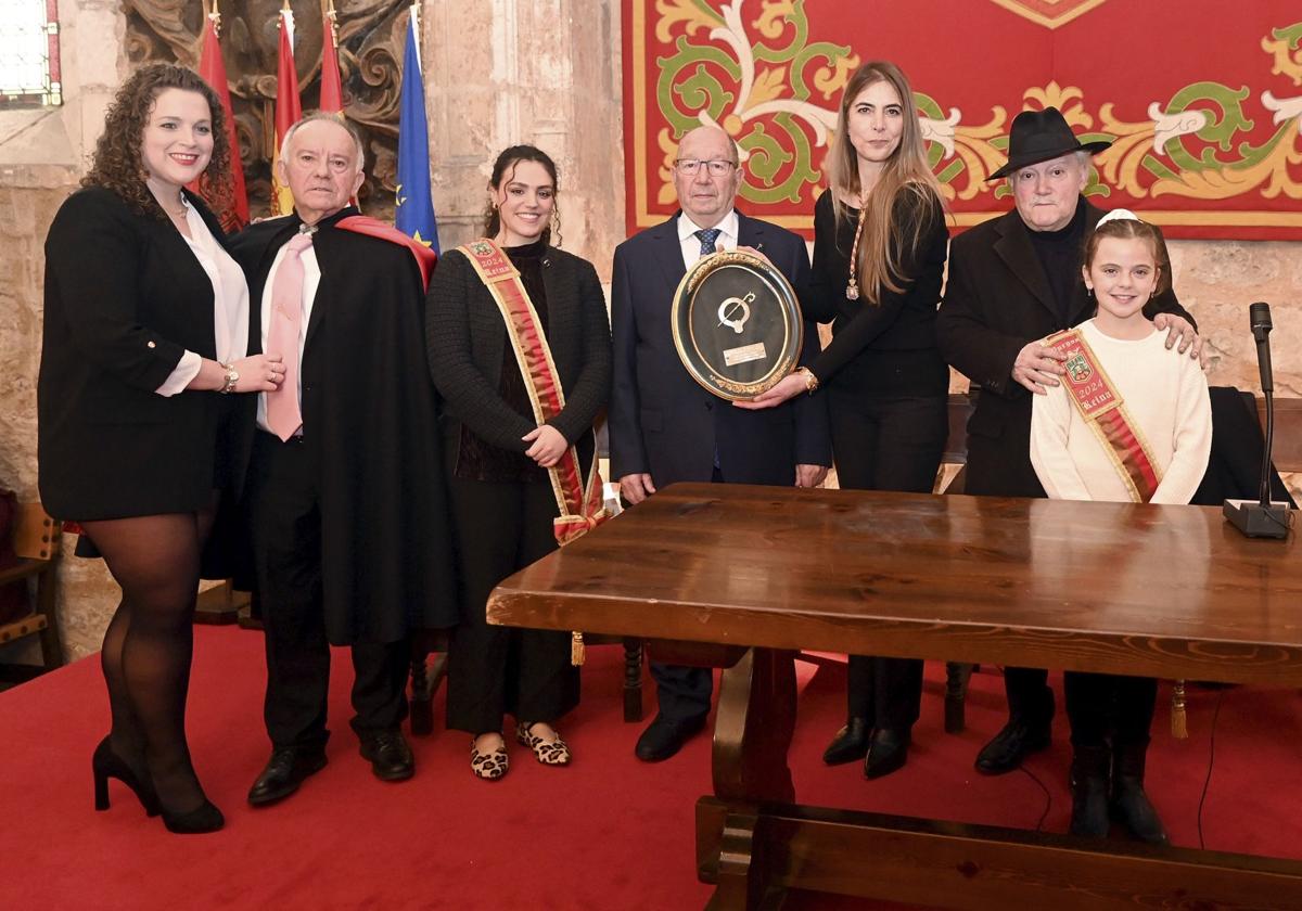 Roberto Balbás recibiendo el Báculo de oro.