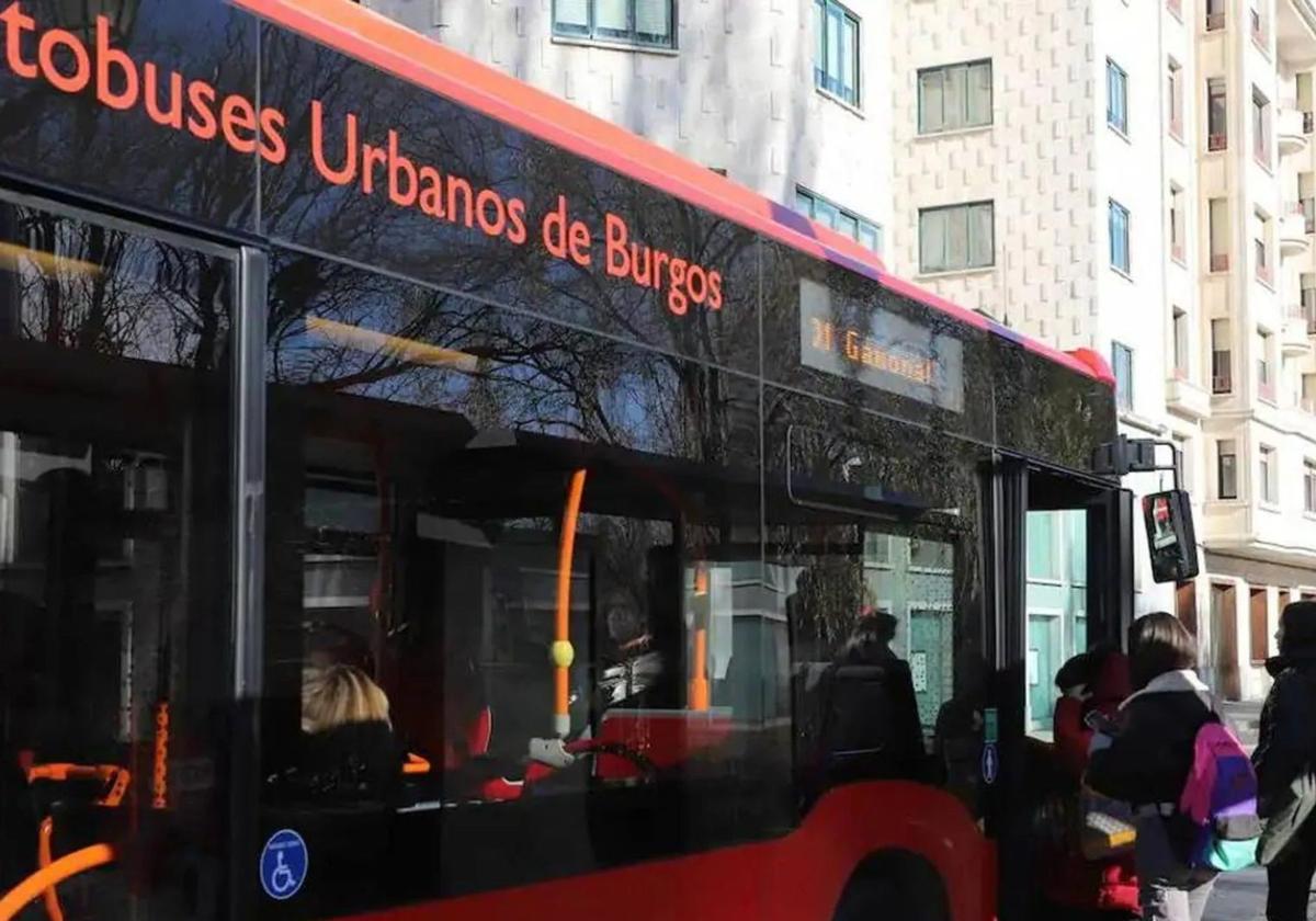 Imagen de usuarios esperando a montar en el autobús urbano de Burgos.