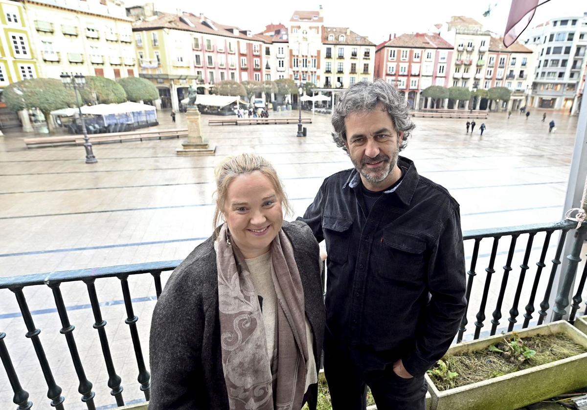 La alcaldesa de Burgos, Cristina Ayala, junto al miembro de Fetén Fetén, Diego Galaz.