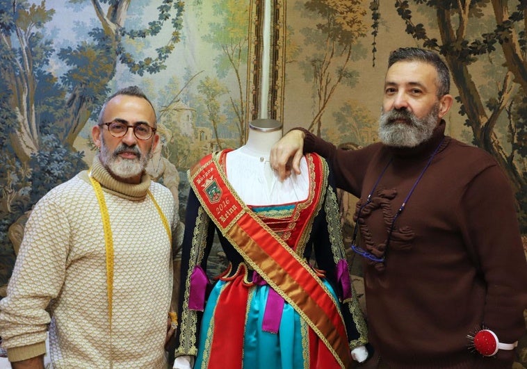 El folclorista italiano William Cara (i) y el etnógrafo Alfonso Díez posan con un traje de Reina de la corte de los Sampedros de Burgos.
