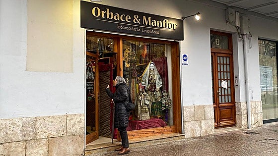 Abre una tienda de trajes tradicionales en el centro de Burgos
