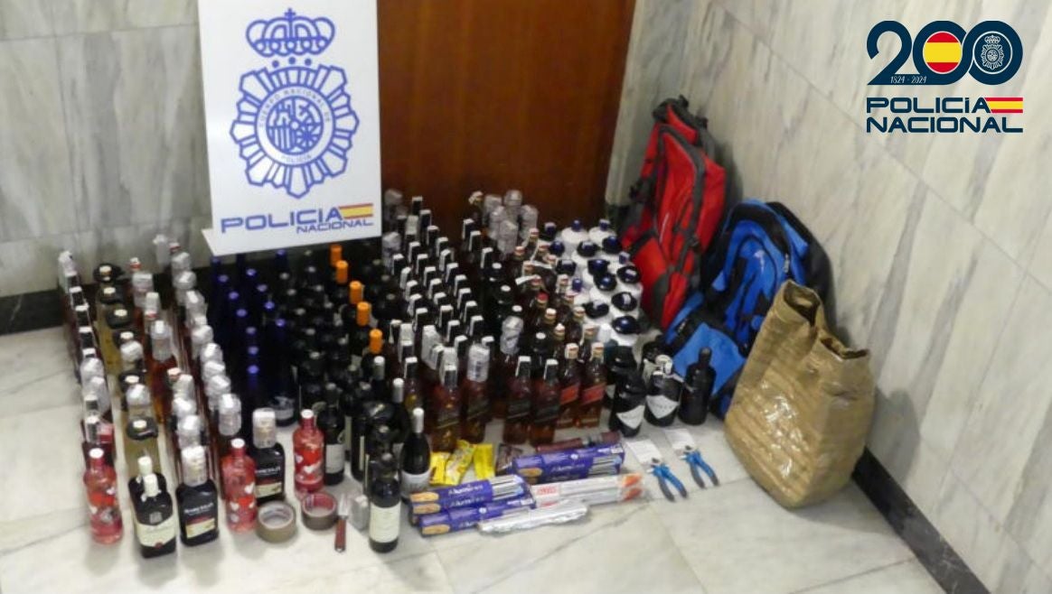 Botellas de bebidas alcohólicas sustraídas por los detenidos