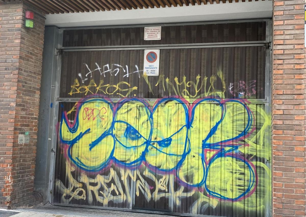 Imagen secundaria 1 - Grafitis en las calles de Burgos.