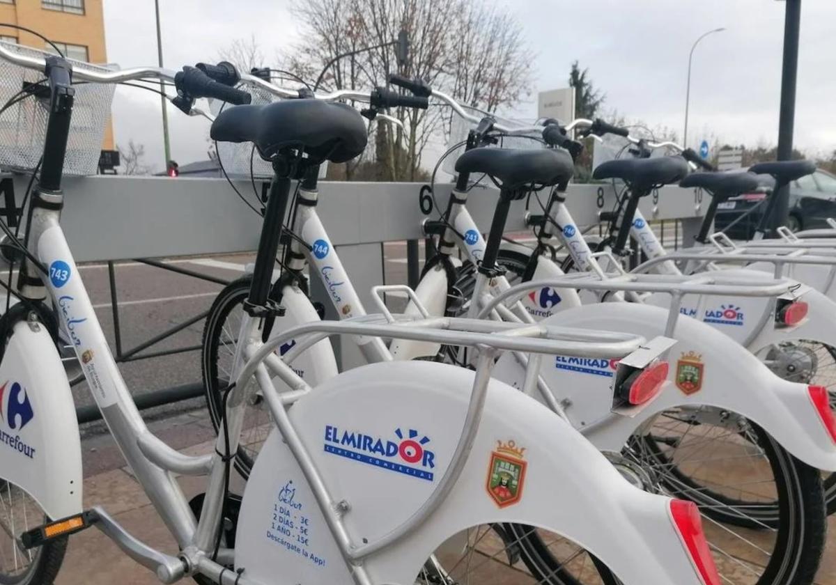 Bancada de bicis convencionales en Burgos.